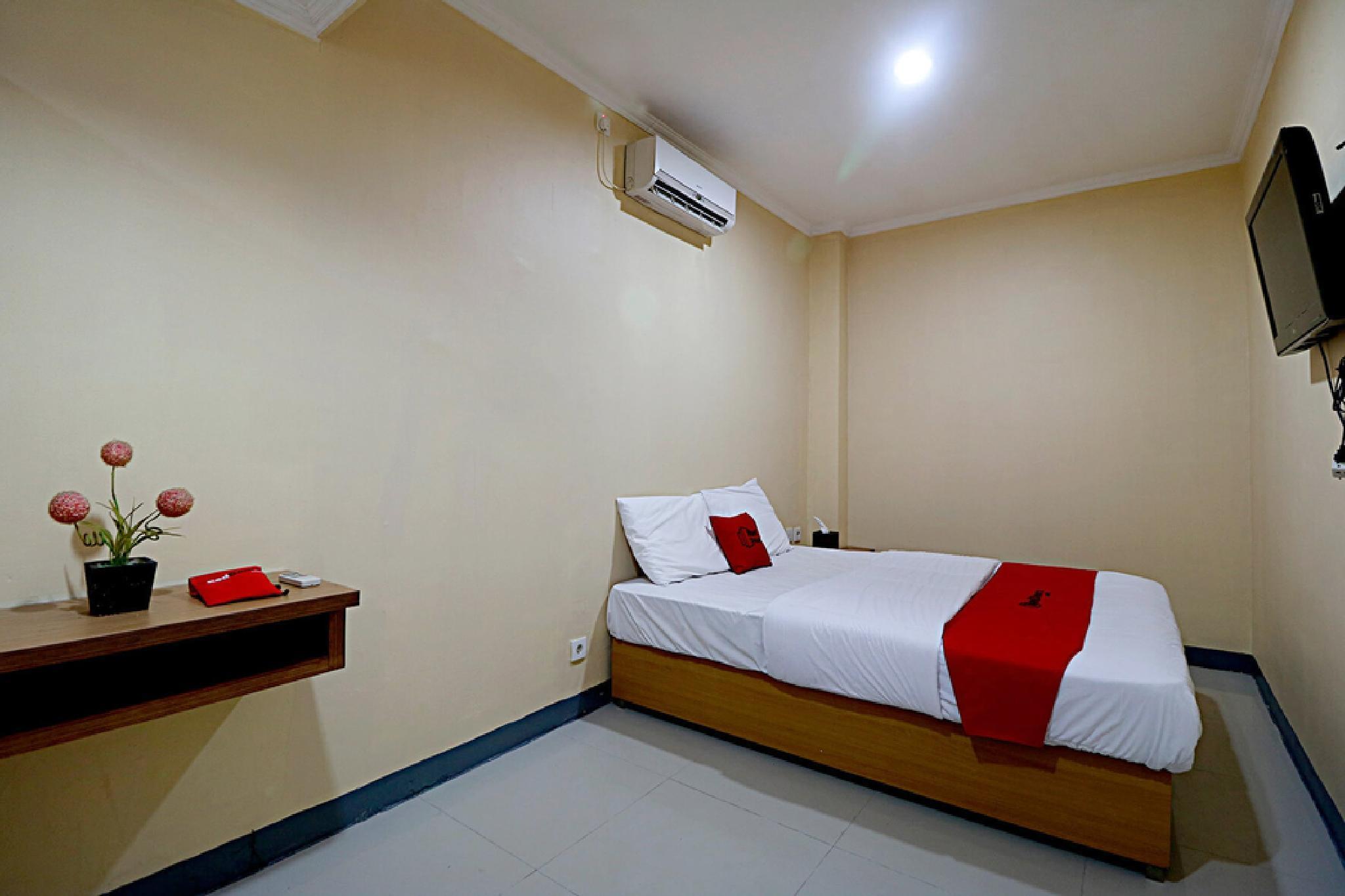 Hotel Reddoorz Near Itc Cempaka Mas Yakarta Exterior foto