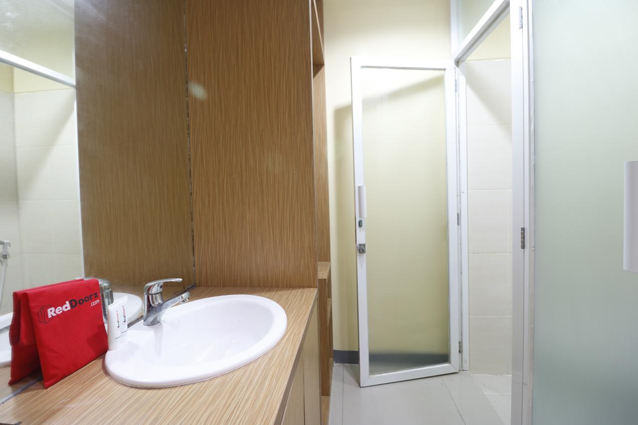 Hotel Reddoorz Near Itc Cempaka Mas Yakarta Exterior foto